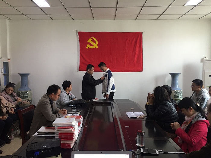 为学生党员佩戴党徽