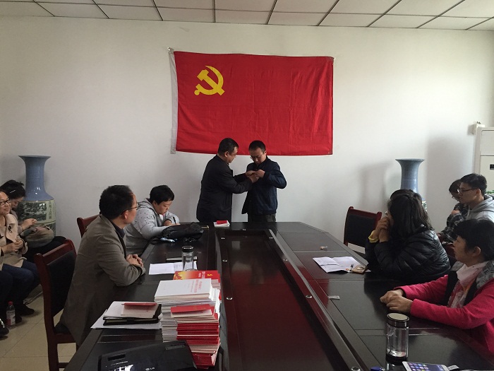 为教师党员佩戴党徽