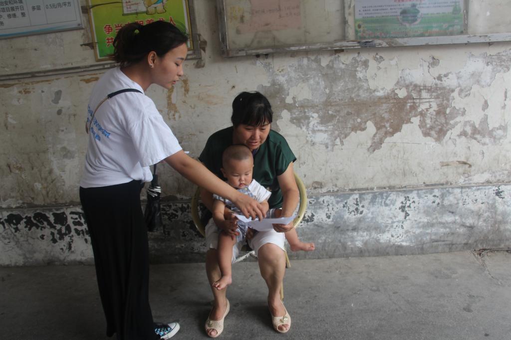 志愿者向居民宣传金融防诈骗知识