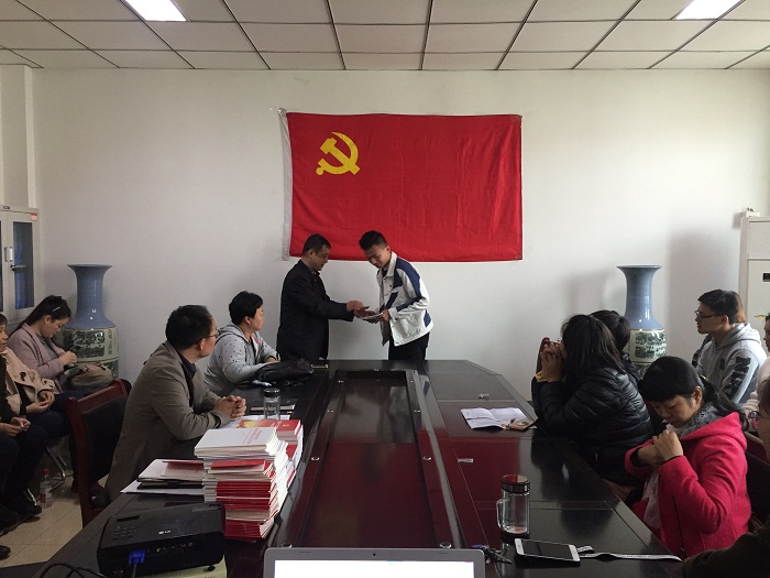 为教师党员发放《十九大报告读本》