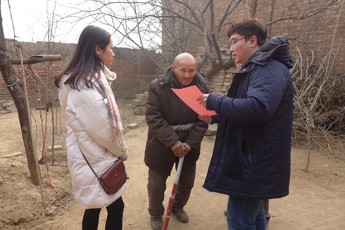 我院资助工作人员向学生家长说明学生资助情况