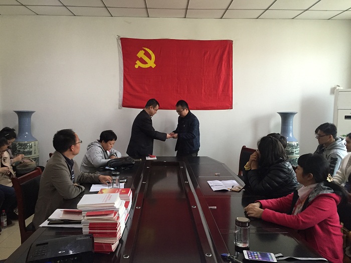 为教师党员发放《十九大报告读本》